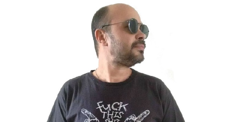 O escritor Rob Gordon sobre um fundo branco.