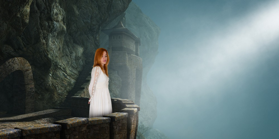 Uma jovem está em pé em uma torre em um castelo feito de pedra. Ela olha para baixo, na névoa em torno do lugar.