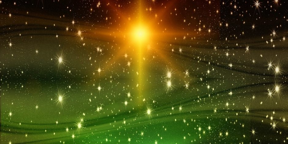 Várias estrelas brilham no céu de Natal.