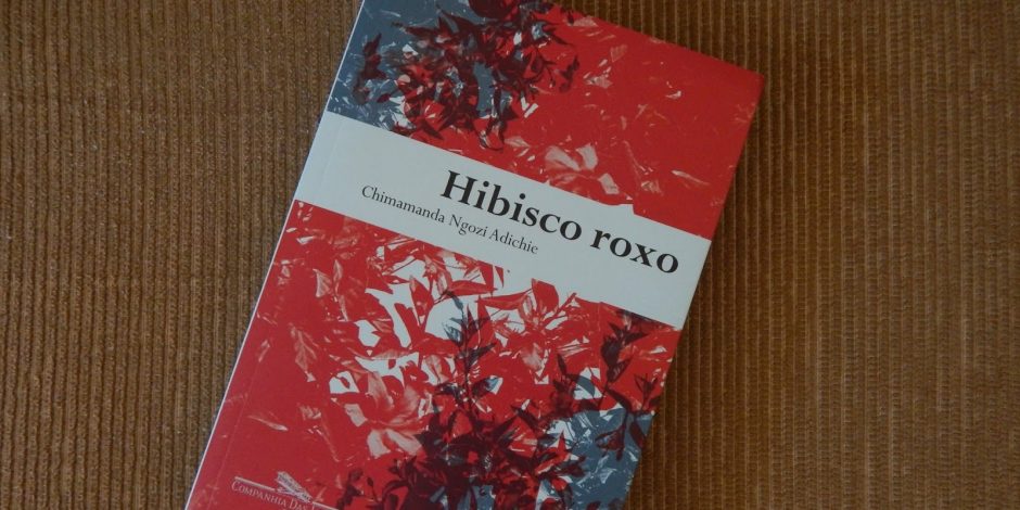 Capa do livro Hibisco Roxo, da autora Chimamanda Ngozi Adichie