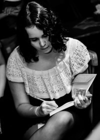 A autora, autografando um livro.