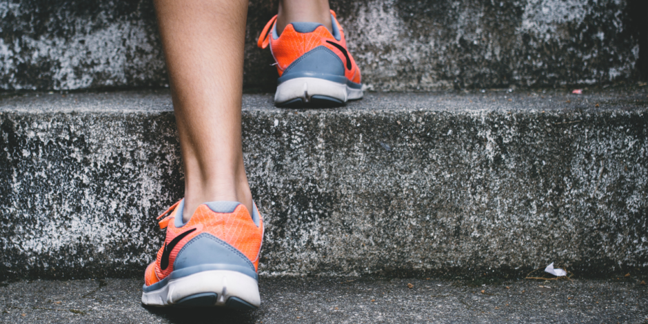 Uma pessoa subindo a escada