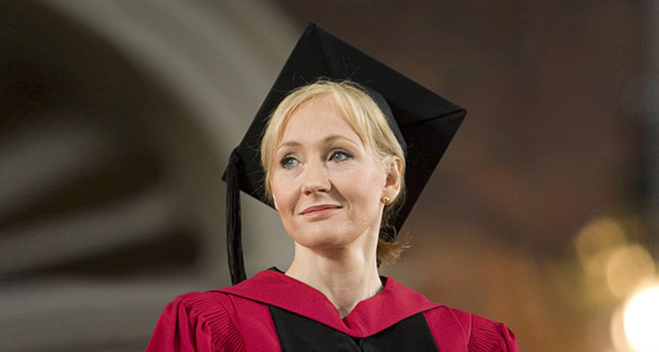 Autora J. K. Rowling usando beca e capelo
