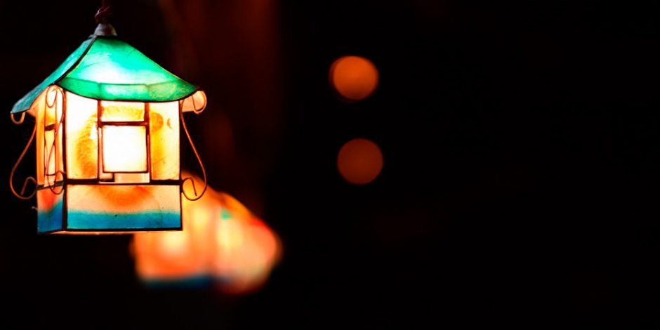 Um abajur no lado de fora da casa