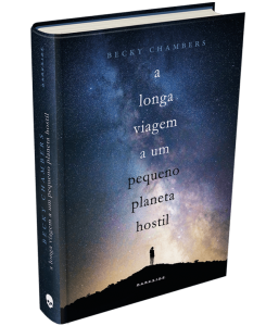 Capa 3D do livro A Longa Viagem a um Pequeno Planeta Hostil, de Becky Chambers