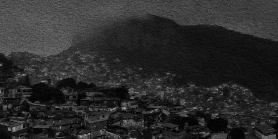 Foto em preto e branco de uma favela do Rio de Janeiro