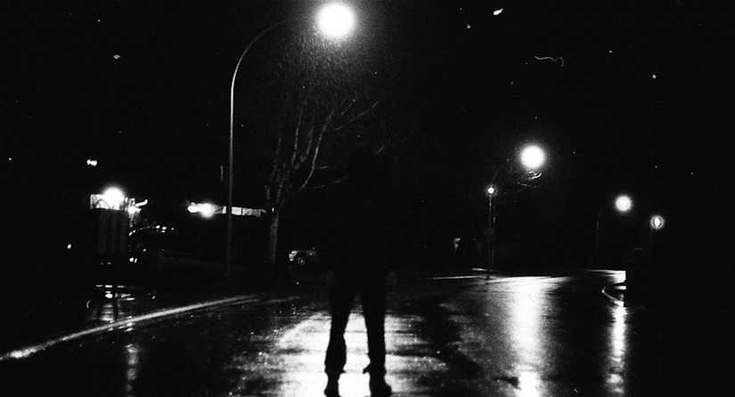 sombra de homem parado na rua a noite