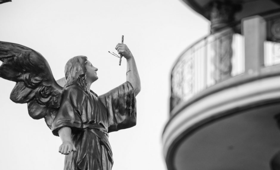 Abrir de asas Estatua de um anjo olhando para cima