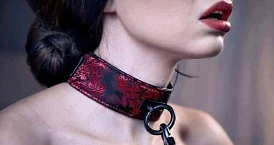 maya com corrente no pescoço